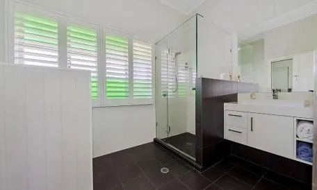 bathroom-frameless shower screen