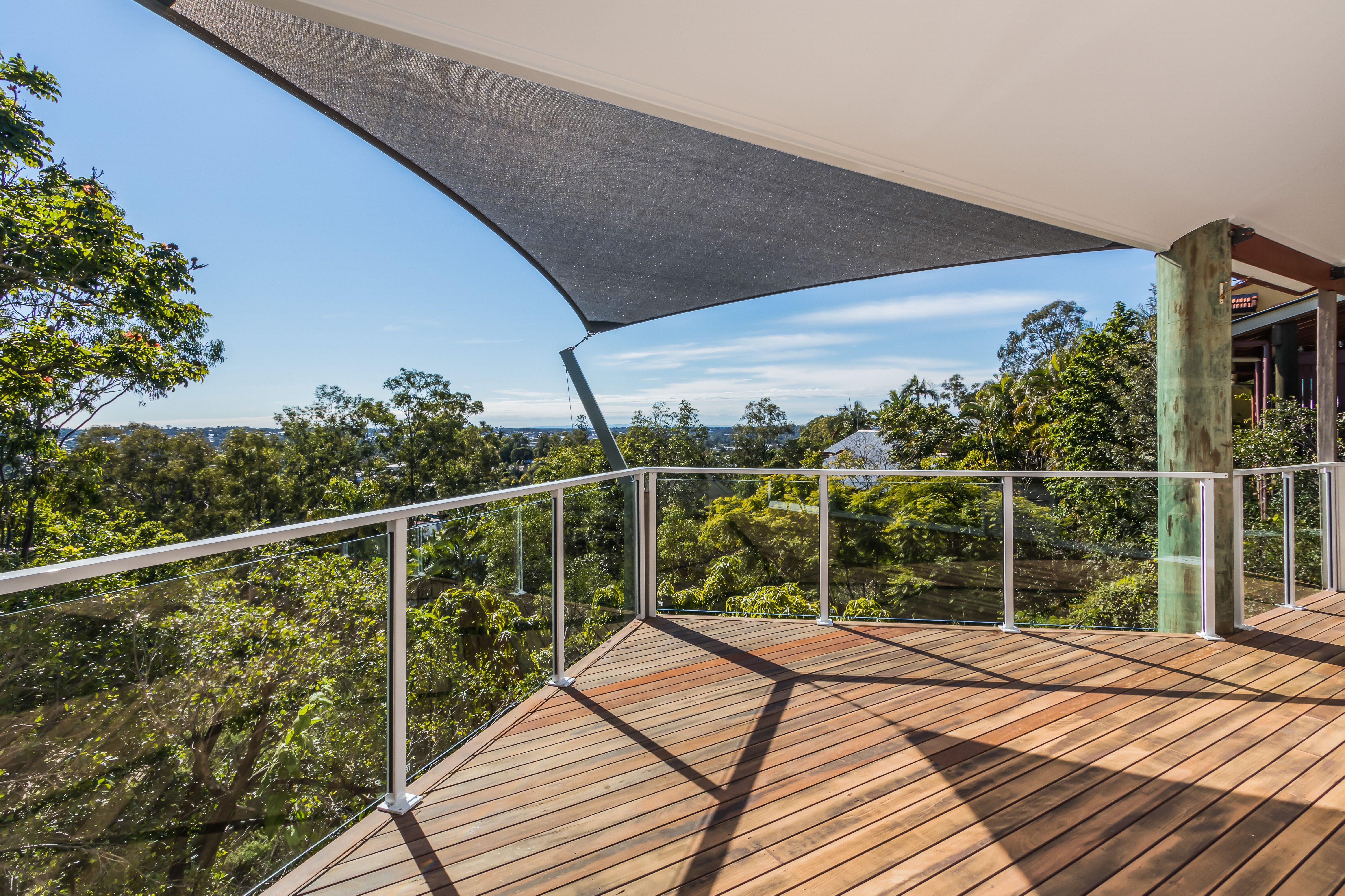 Deck with semi-frameless glass balustrade 