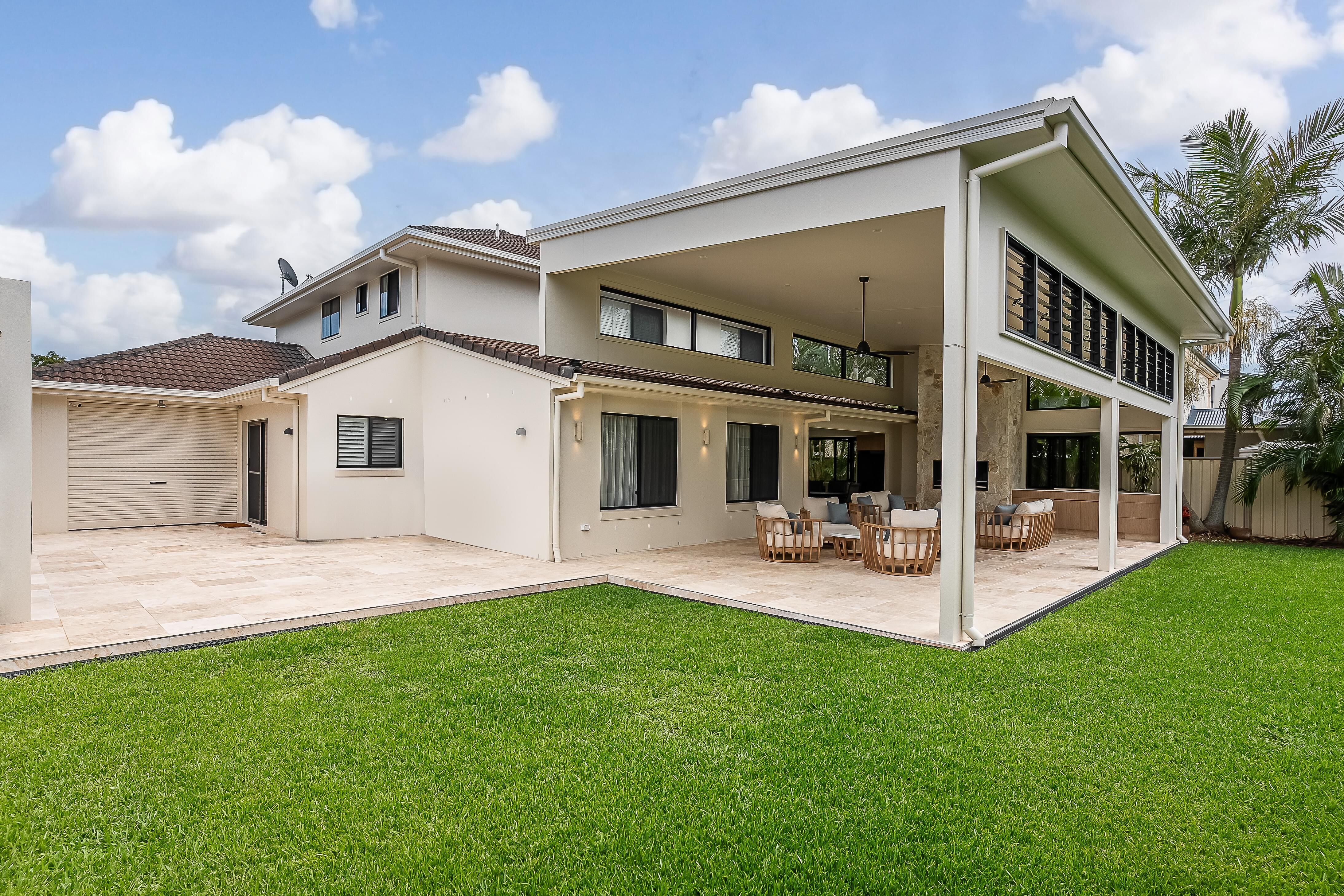 Sweetapple - Fixed glass windows, bifod windows, travertine tiles outdoor kithcen