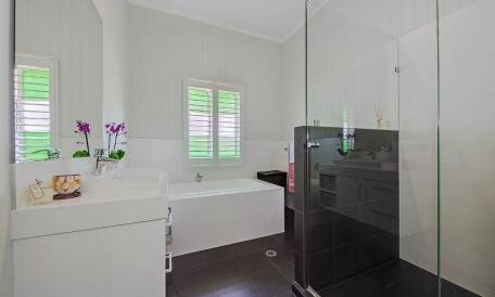 bathroom-vanity-shower screen