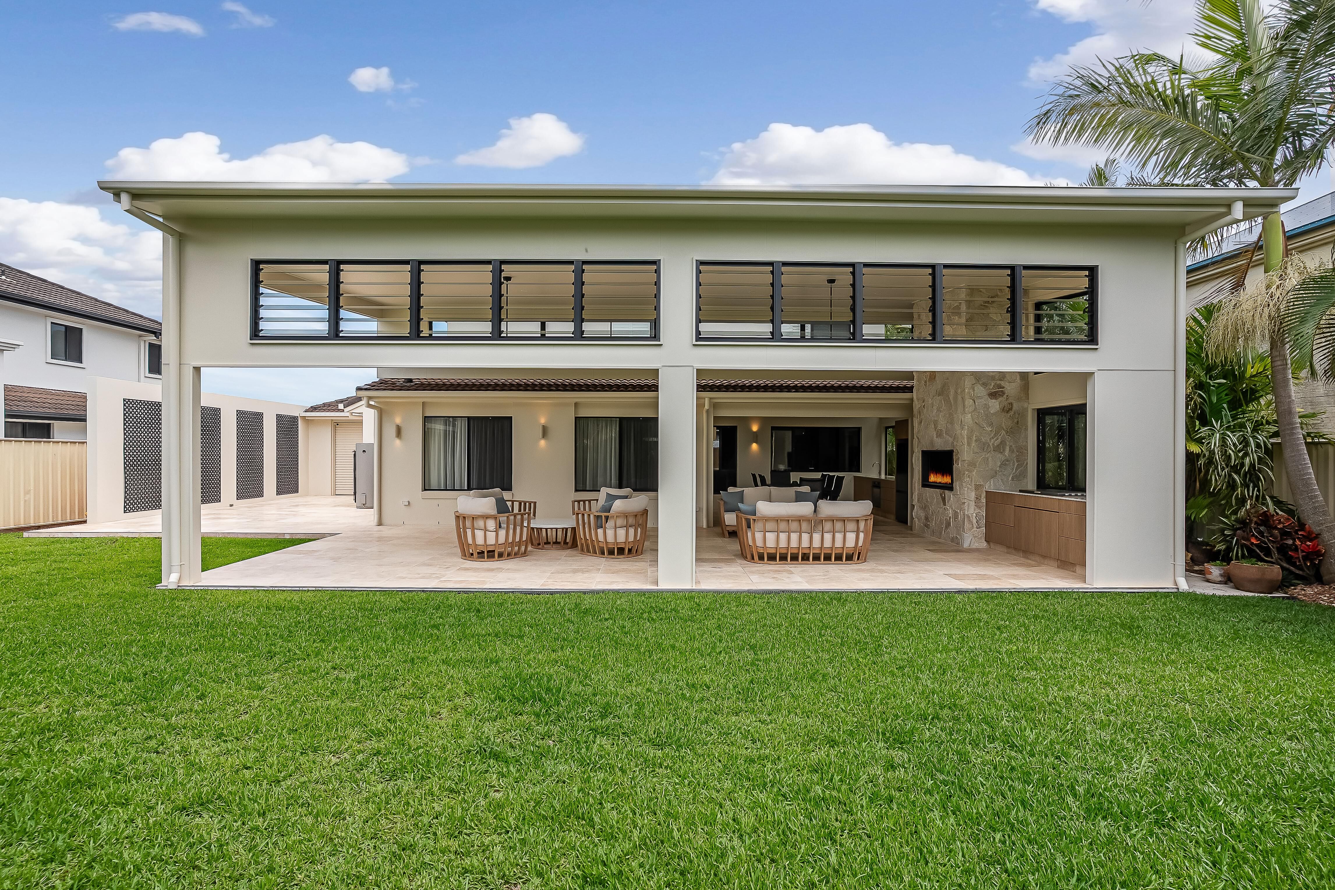 Sweetapple - louvred windows, travertine tiles, outdoor entertaining, fireplace