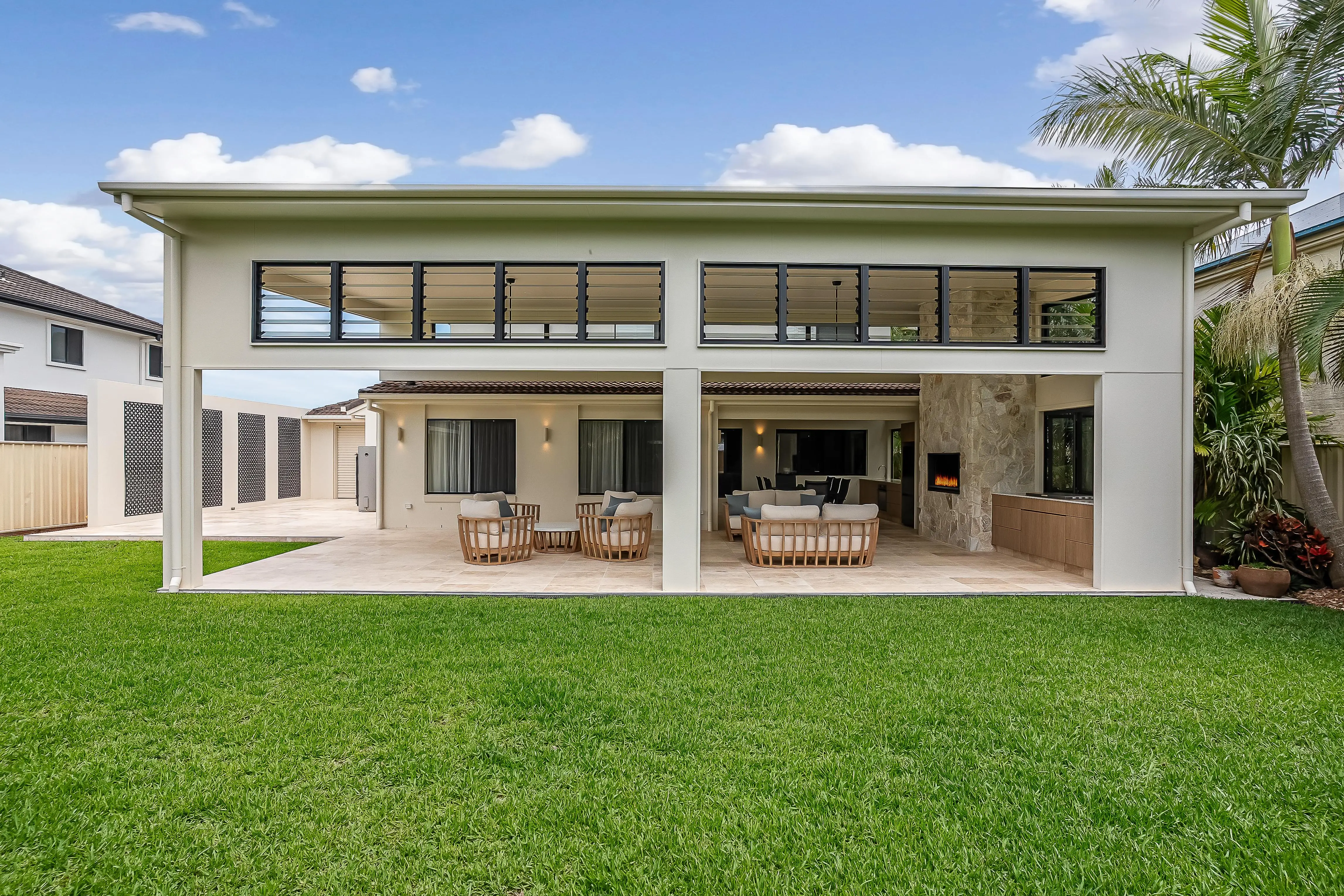 Sweetapple - louvred windows, travertine tiles, outdoor entertaining, fireplace