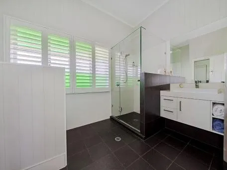 bathroom-frameless shower screen