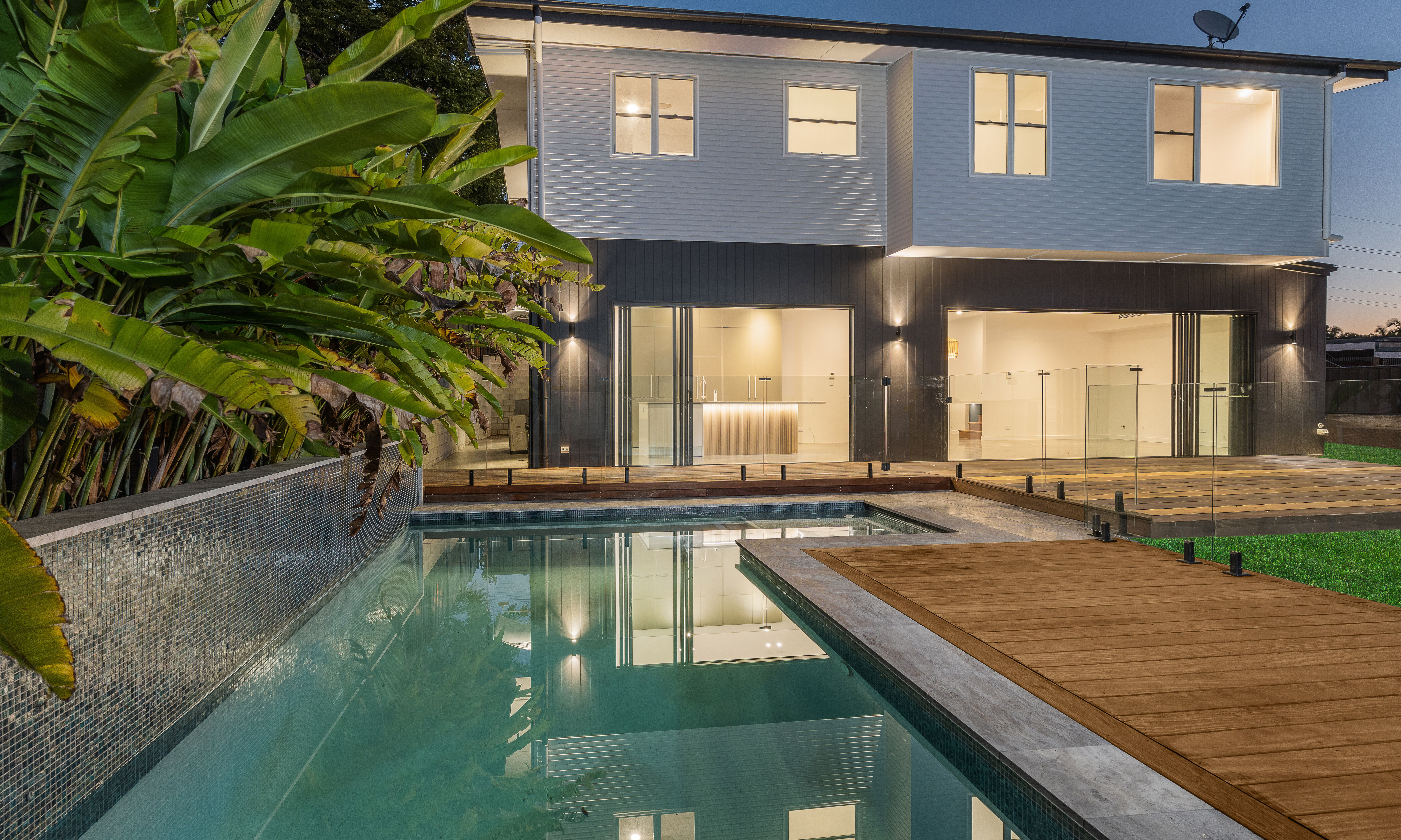 Pool-kitchen-living room-deck