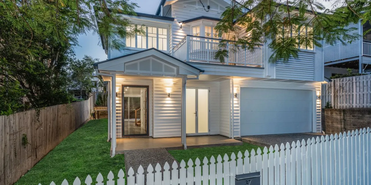 House renovation-White Traditional Queenslander - Annerley