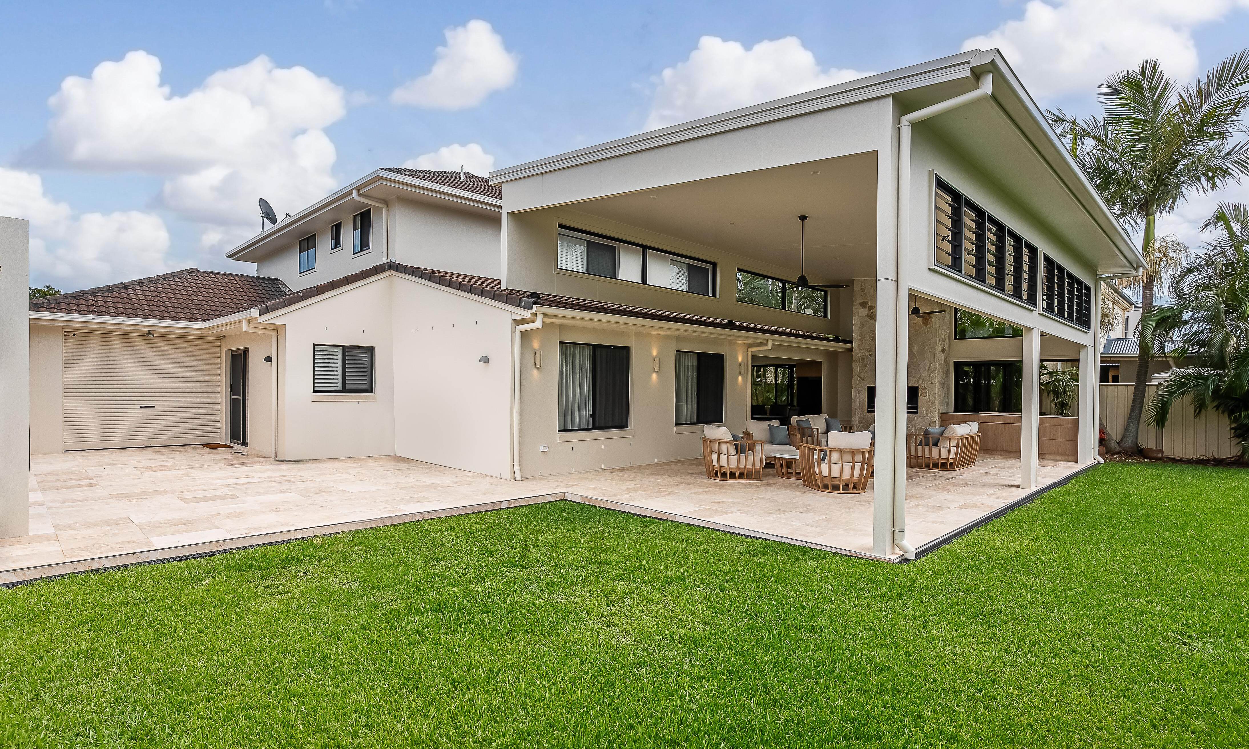 Sweetapple - Fixed glass windows, bifod windows, travertine tiles outdoor kithcen