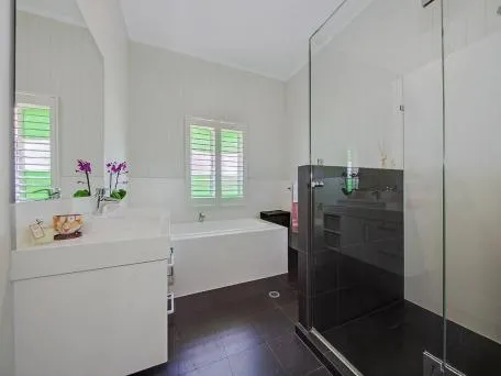 bathroom-vanity-shower screen
