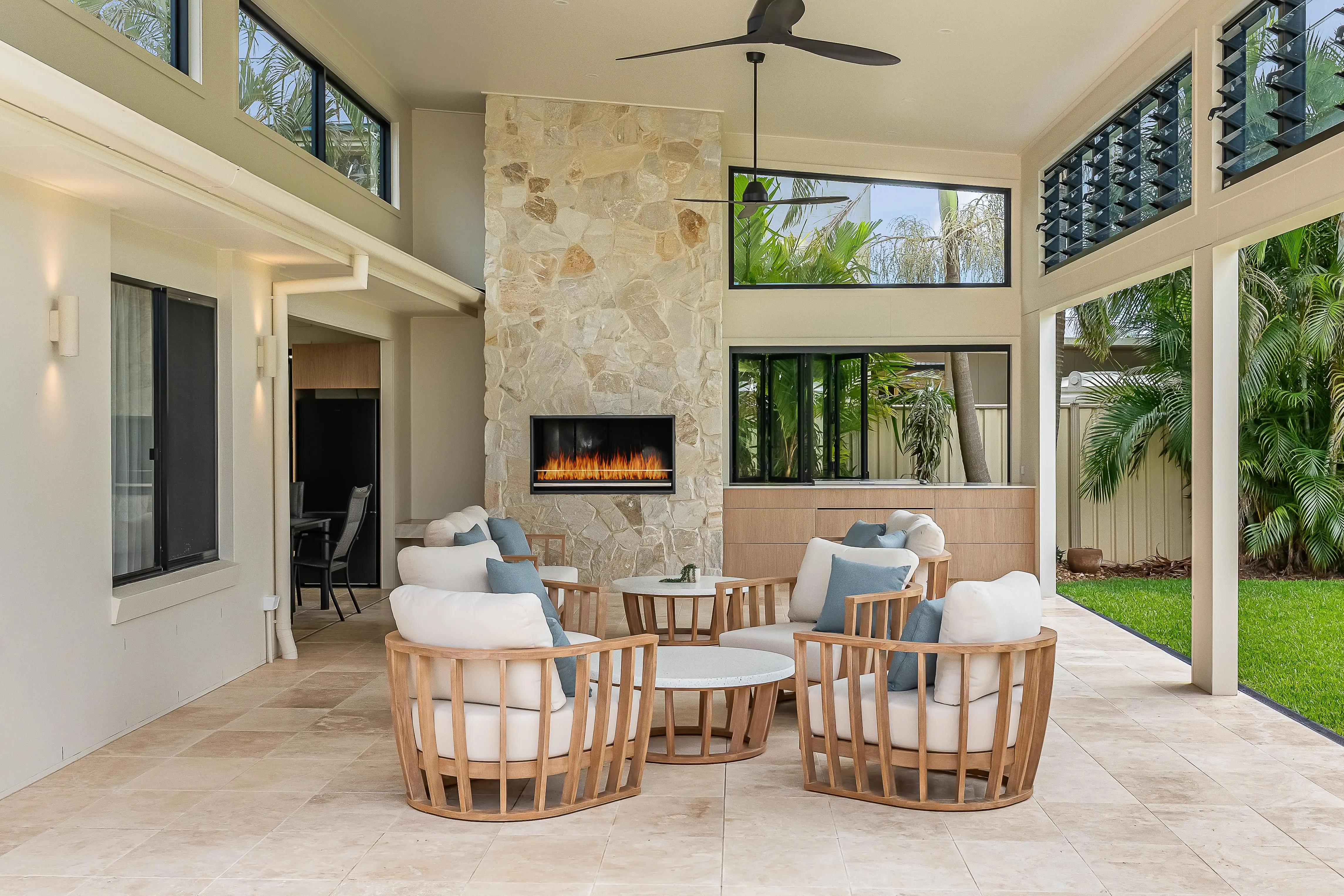 Sweetapple - Outdoor entertaining, kitchen, travertine tiles