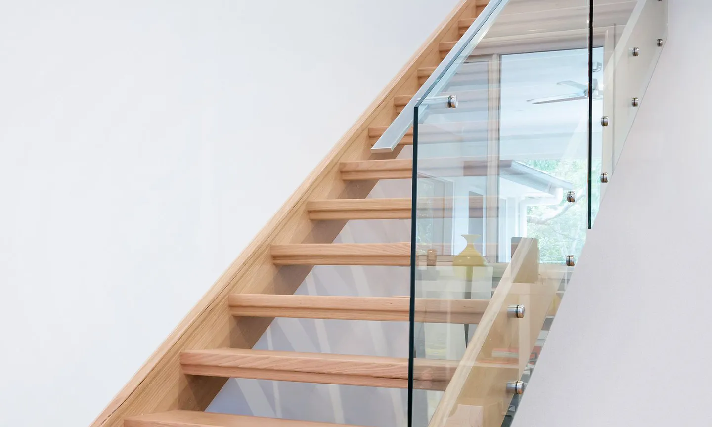 Open tread staircase with frameless glass