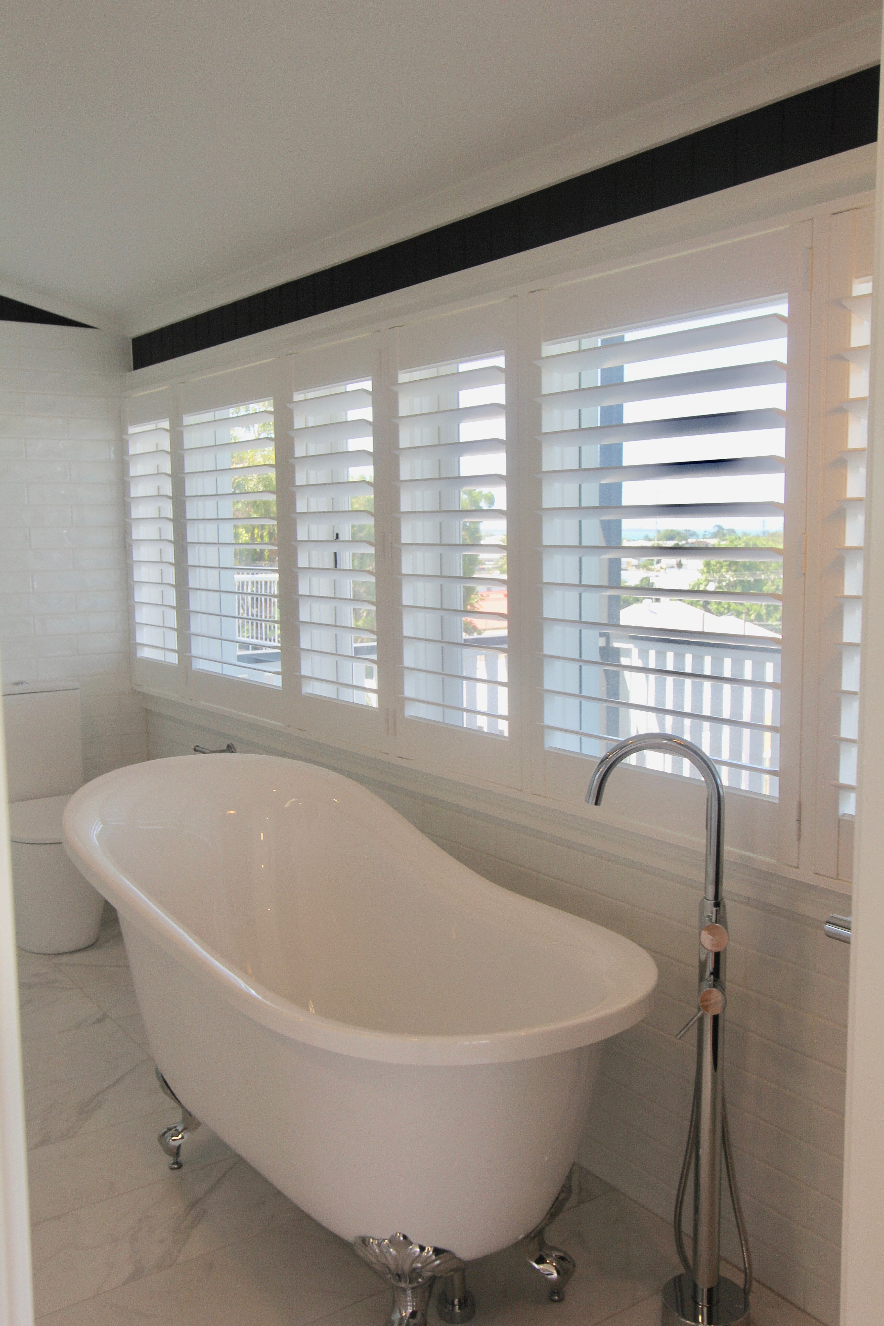 Clawfoot Bath-wall mounted tapware-shutters