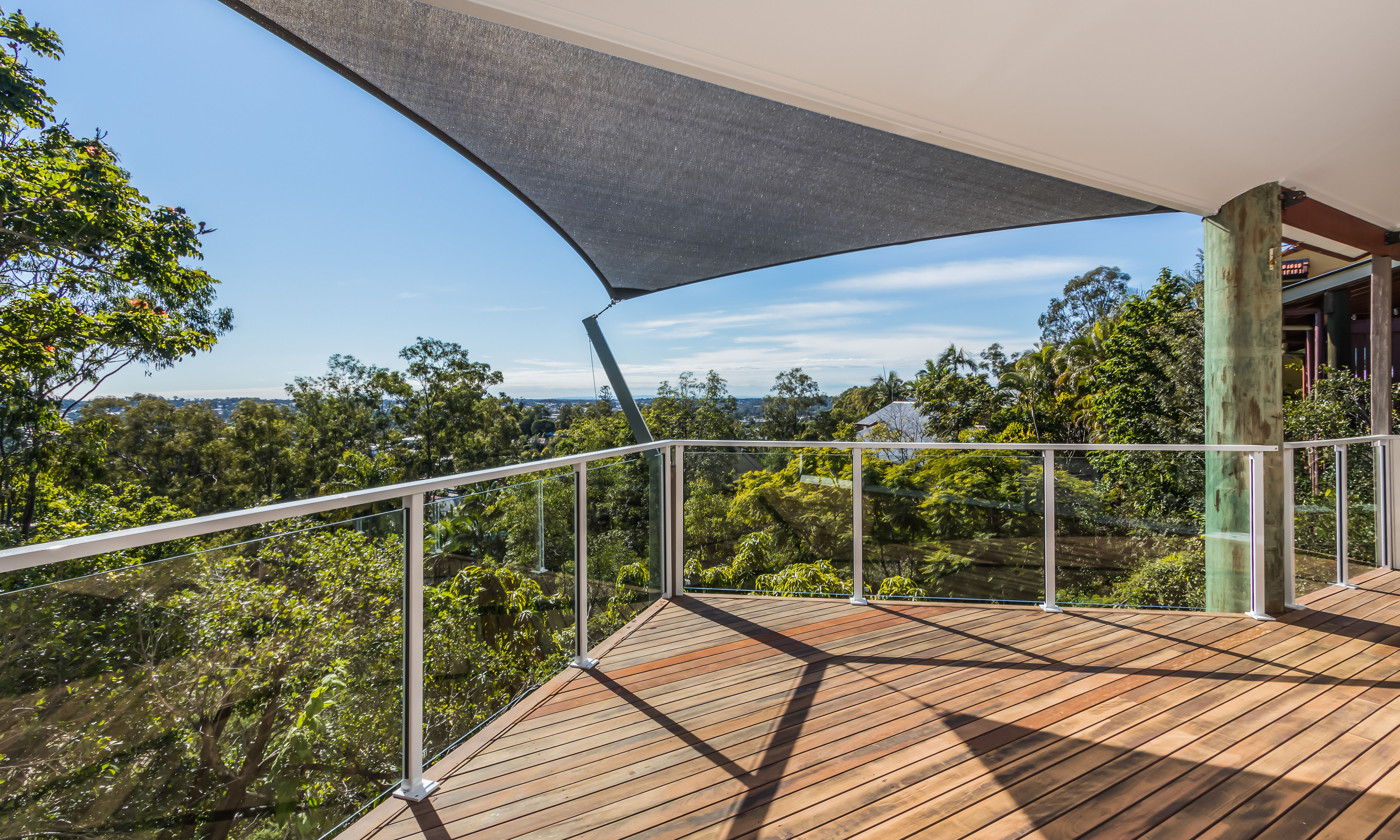 Deck with semi-frameless glass balustrade