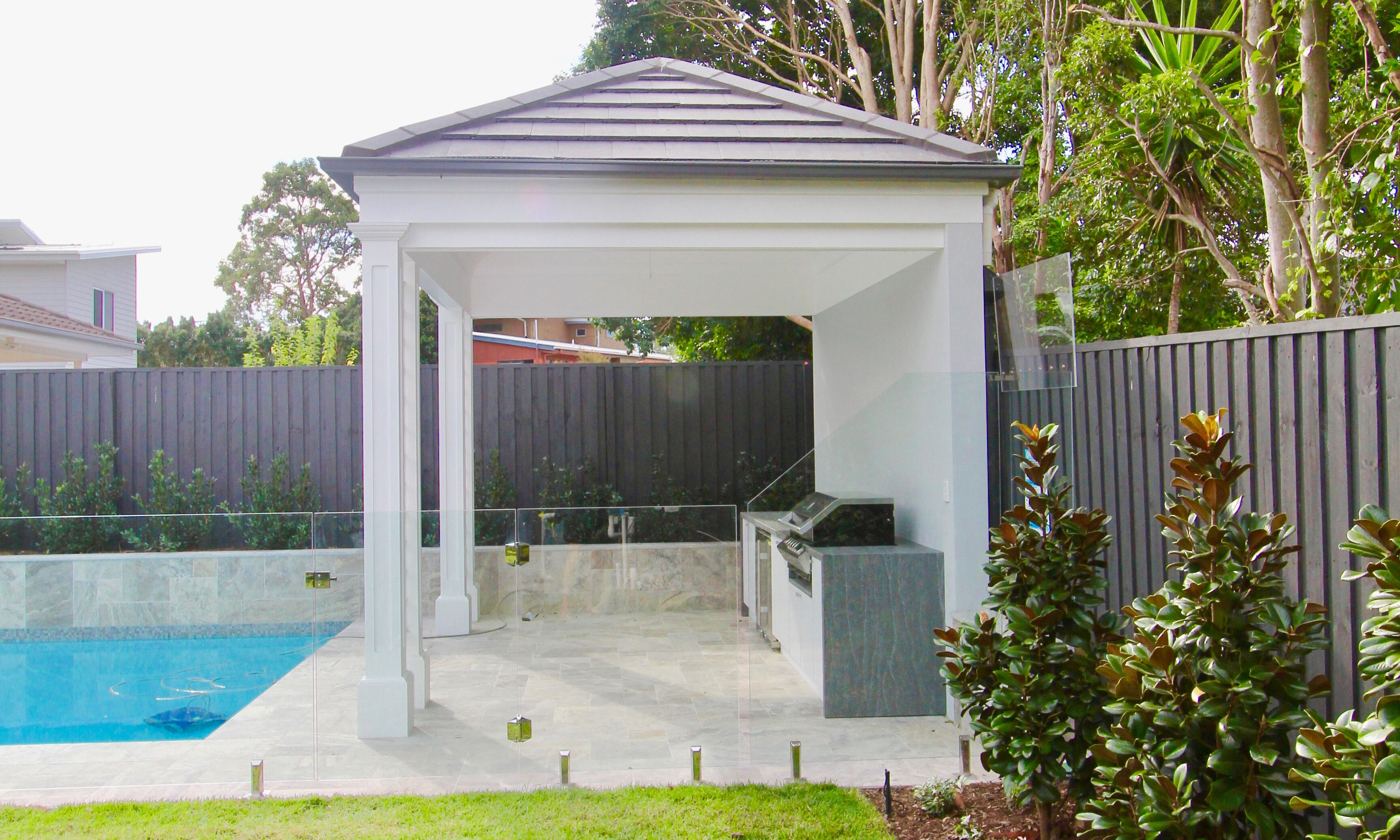 Outdoor kitchen in pool house - Inground pool-travertine tiles