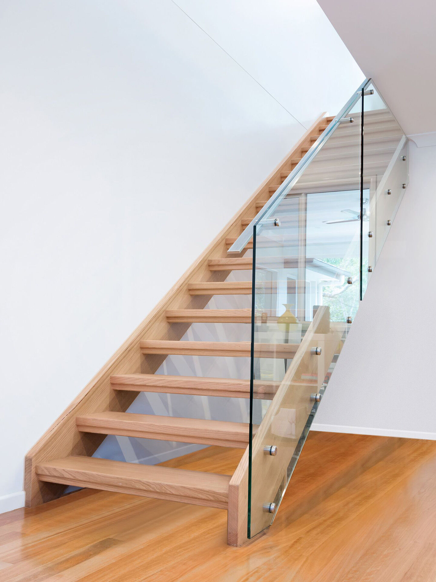 Open tread staircase with frameless glass