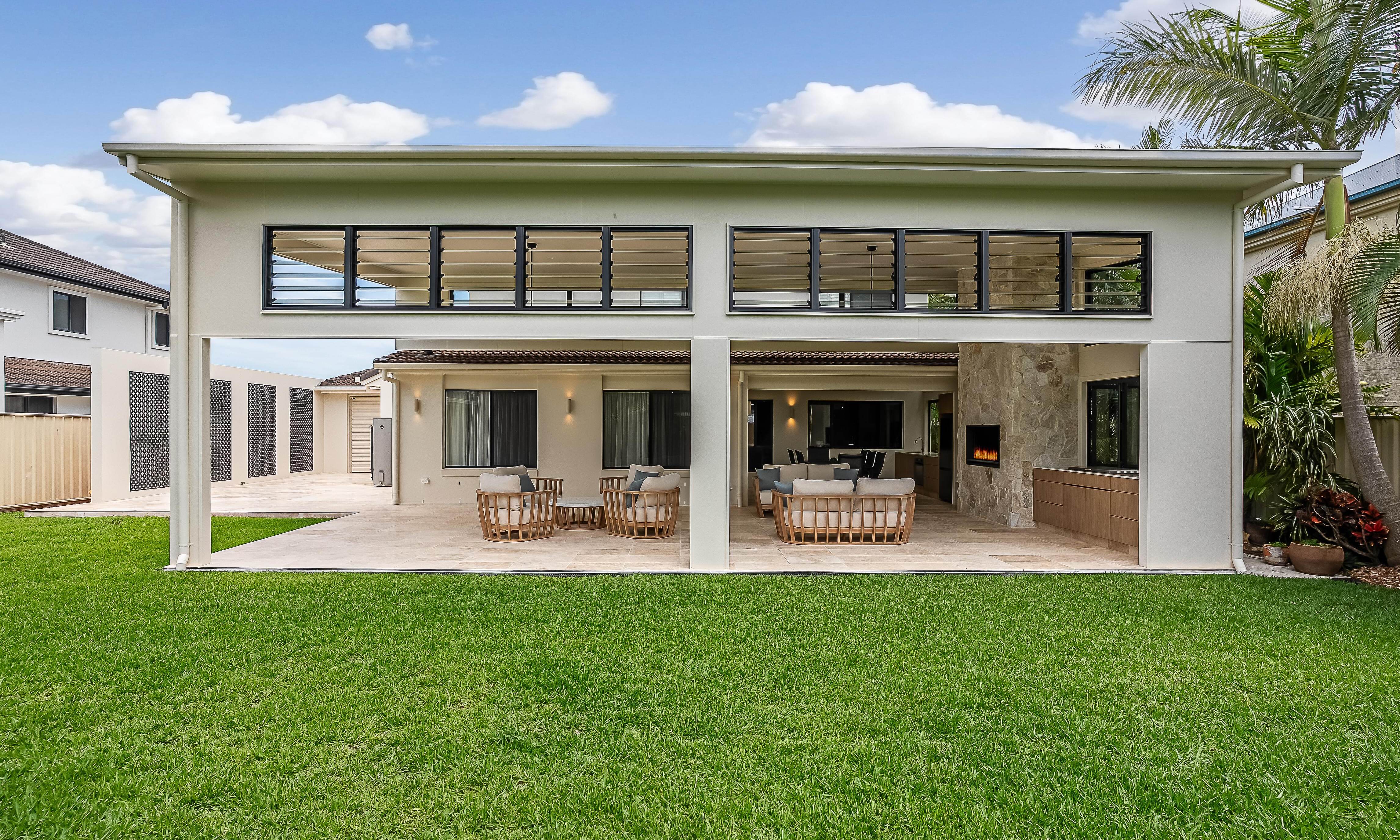 Sweetapple - louvred windows, travertine tiles, outdoor entertaining, fireplace